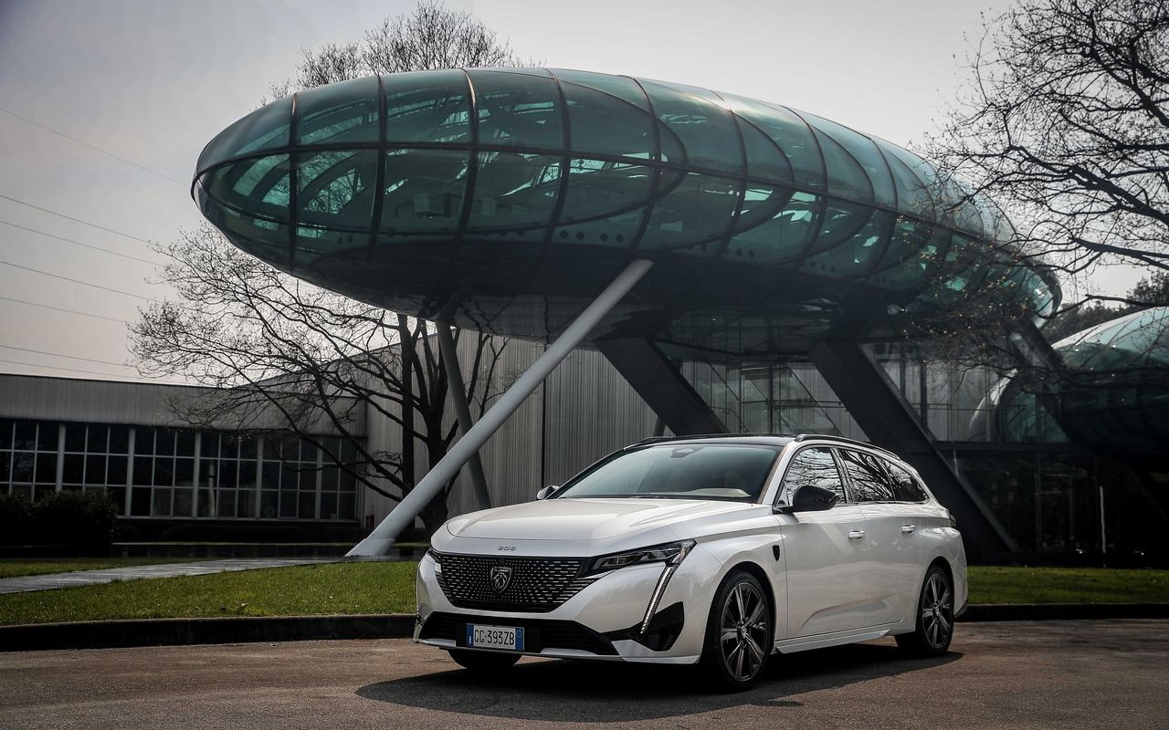 Nuove Peugeot 308 e 308 SW: immagini inedite