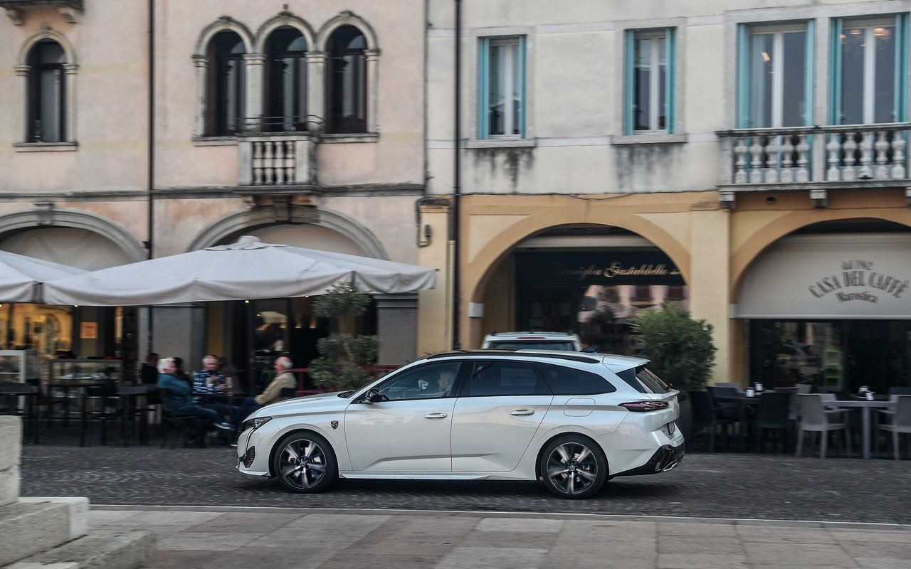 Nuove Peugeot 308 e 308 SW: immagini inedite