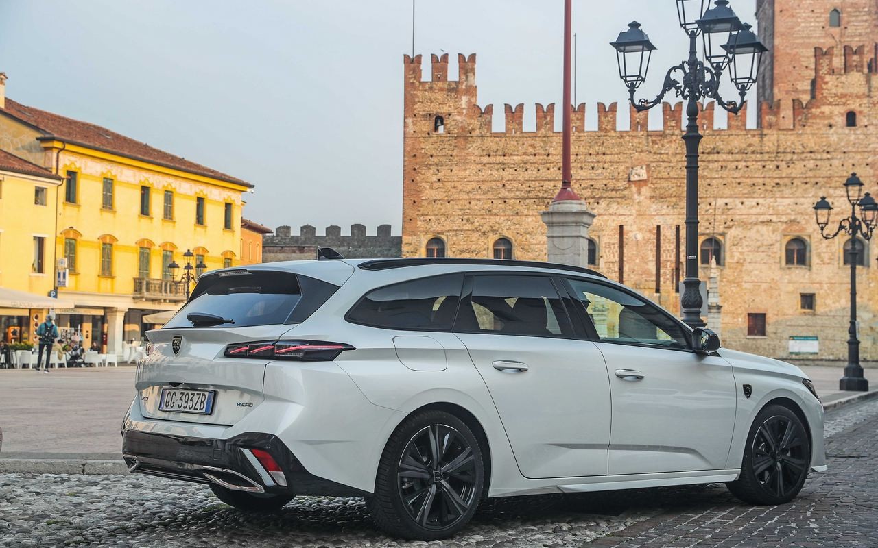 Nuove Peugeot 308 e 308 SW: immagini inedite