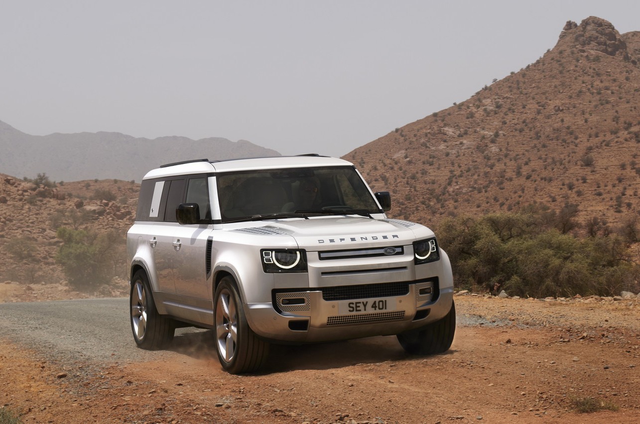 Land Rover Defender 130: le foto