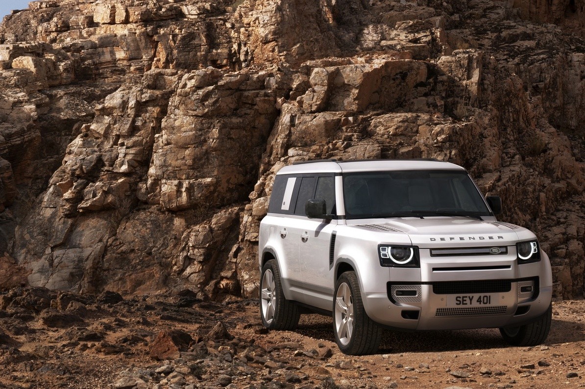 Land Rover Defender 130: immagini ufficiali