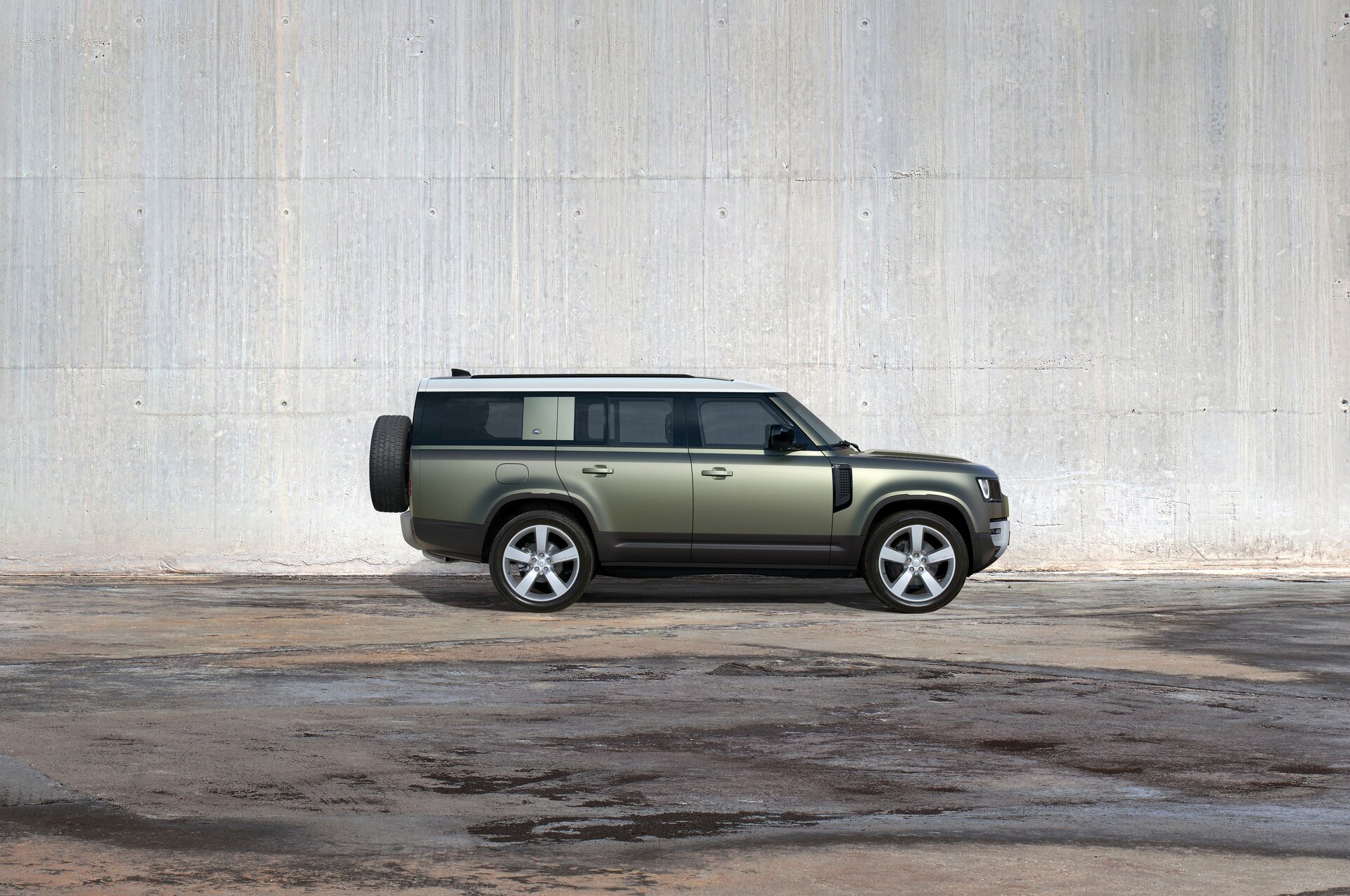 Land Rover Defender 130: immagini ufficiali