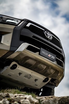 Toyota Hilux AT33 Arctic Trucks: le immagini ufficiali