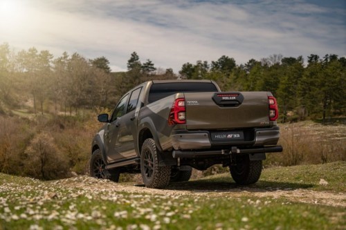 Toyota Hilux AT33 Arctic Trucks: le immagini ufficiali