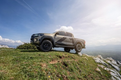 Toyota Hilux AT33 Arctic Trucks: le immagini ufficiali