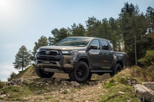 Toyota Hilux AT33 Arctic Trucks: le immagini ufficiali