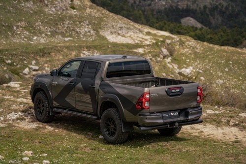 Toyota Hilux AT33 Arctic Trucks: le immagini ufficiali