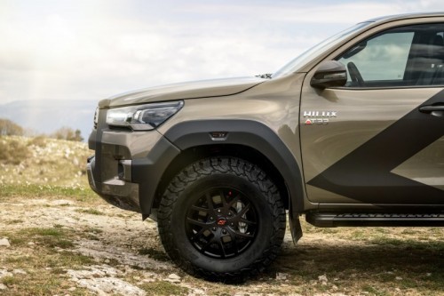 Toyota Hilux AT33 Arctic Trucks: le immagini ufficiali