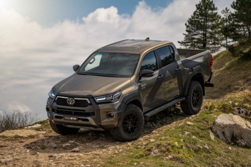 Toyota Hilux AT33 Arctic Trucks: le immagini ufficiali