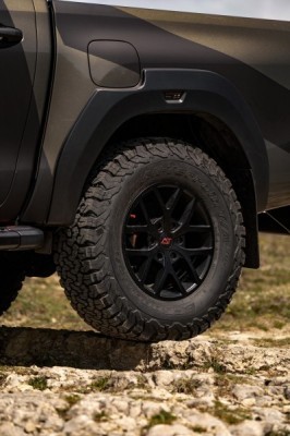 Toyota Hilux AT33 Arctic Trucks: le immagini ufficiali