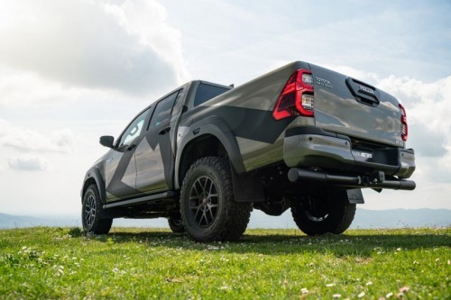 Toyota Hilux AT33 Arctic Trucks: le immagini ufficiali