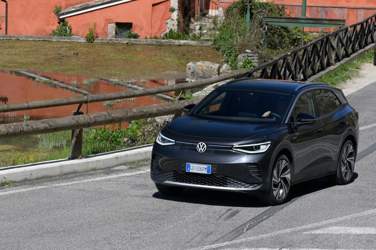 Volkswagen ID.4: la prova su strada