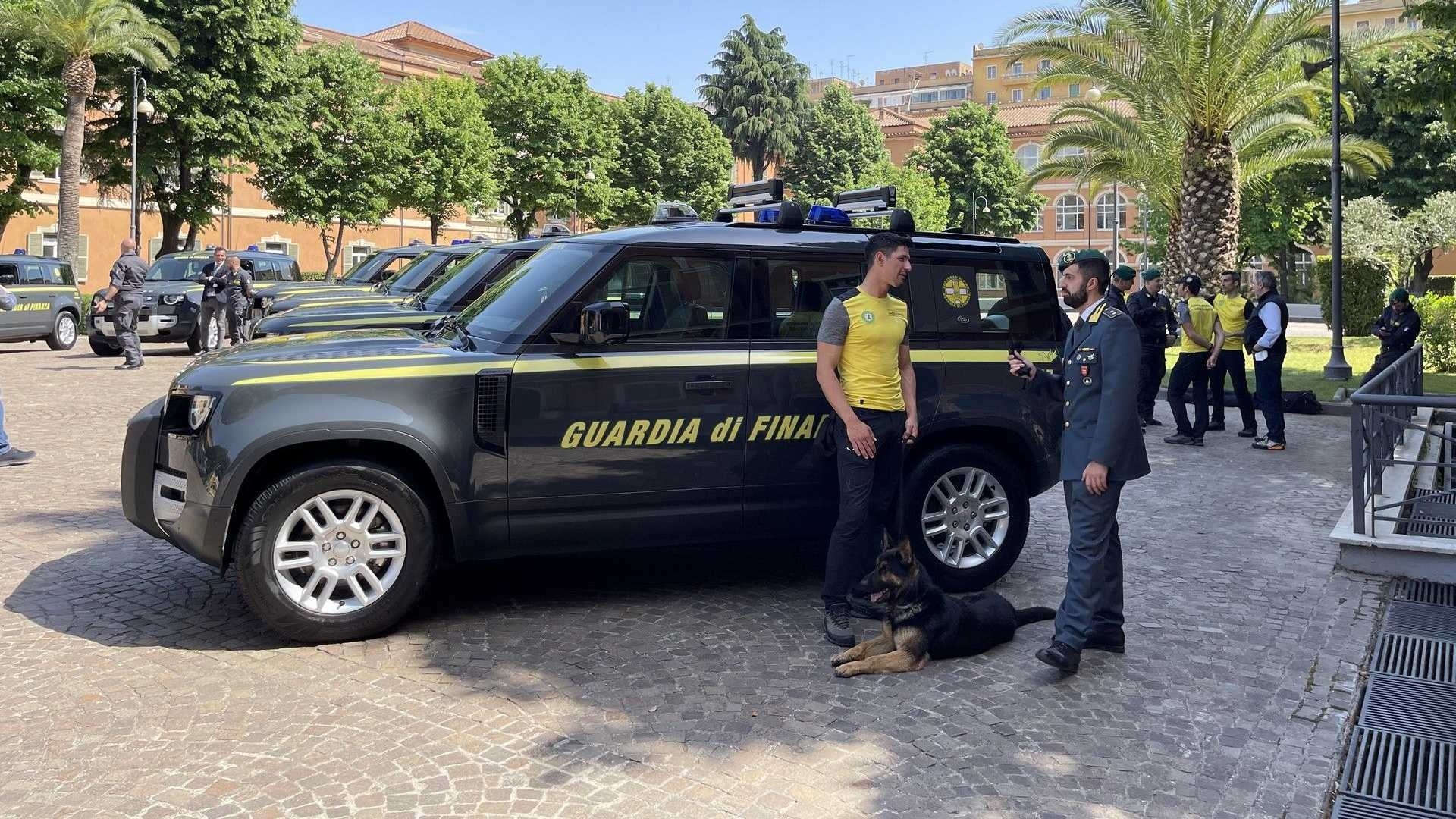 Land Rover Defender Guardia di Finanza: le immagini ufficiali