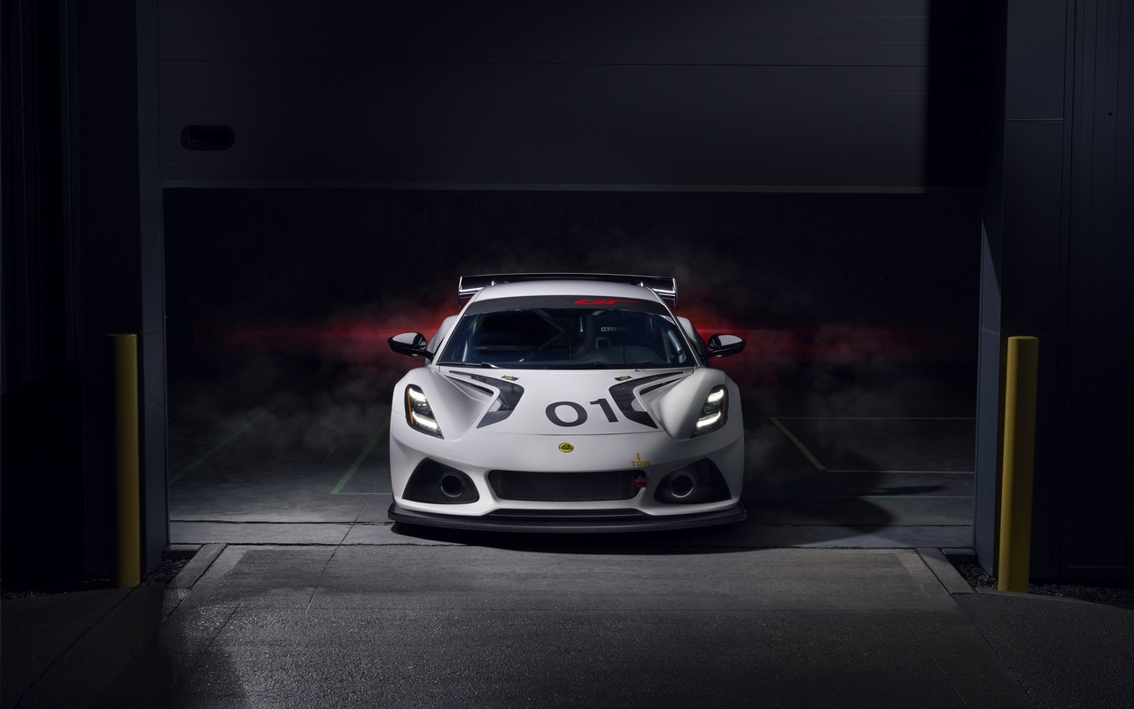 Lotus Emira GT4: le immagini ufficiali