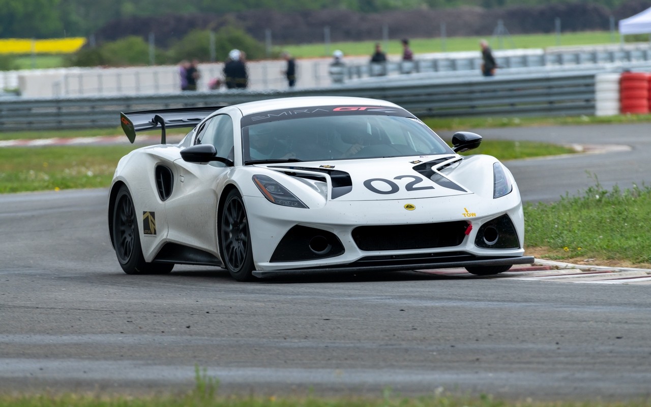 Lotus Emira GT4: le immagini ufficiali