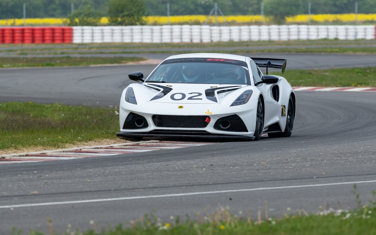 Lotus Emira GT4: le immagini ufficiali