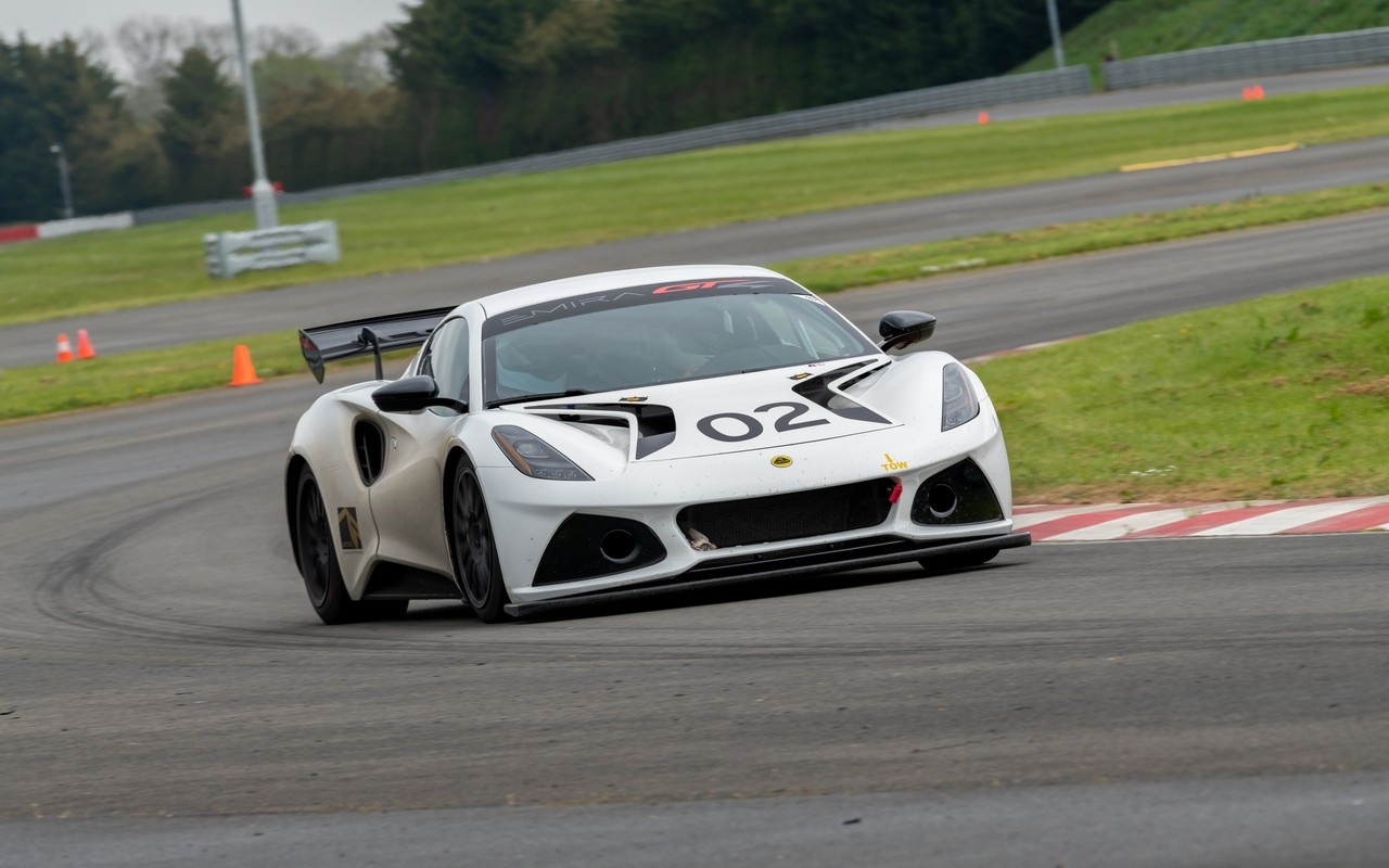 Lotus Emira GT4: le immagini ufficiali