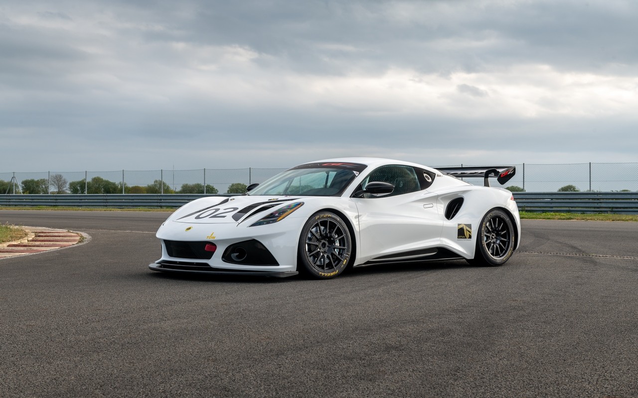 Lotus Emira GT4: le immagini ufficiali