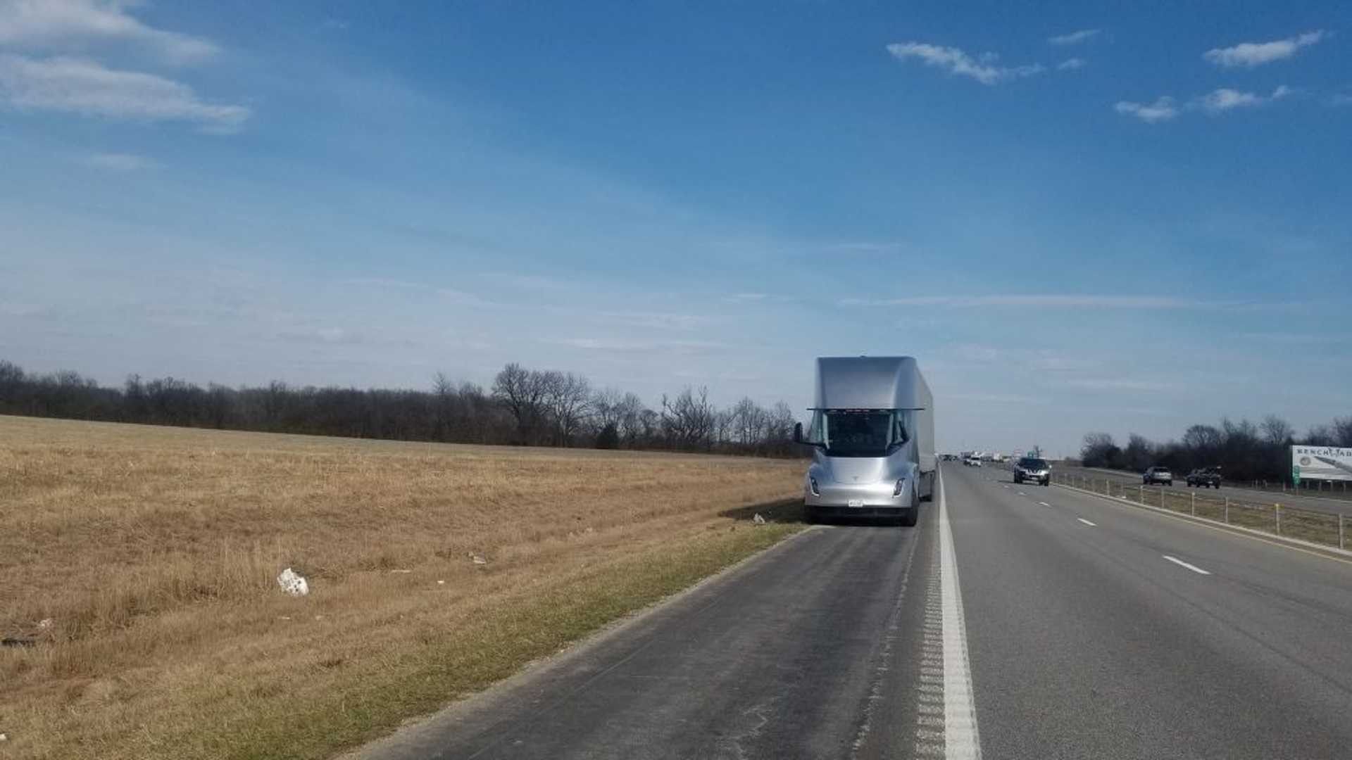 Tesla Semi: le immagini rendering