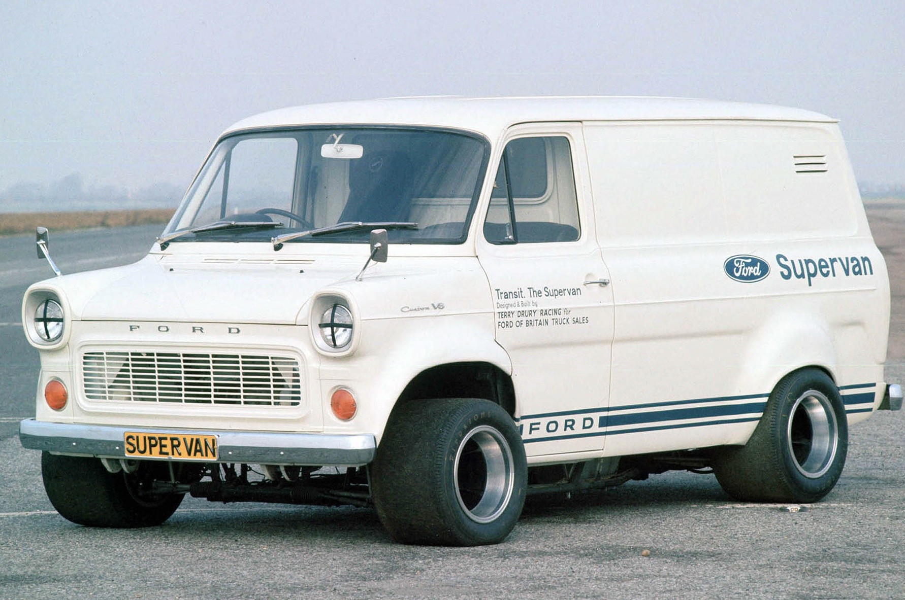 Ford Pro Electric SuperVan: le immagini