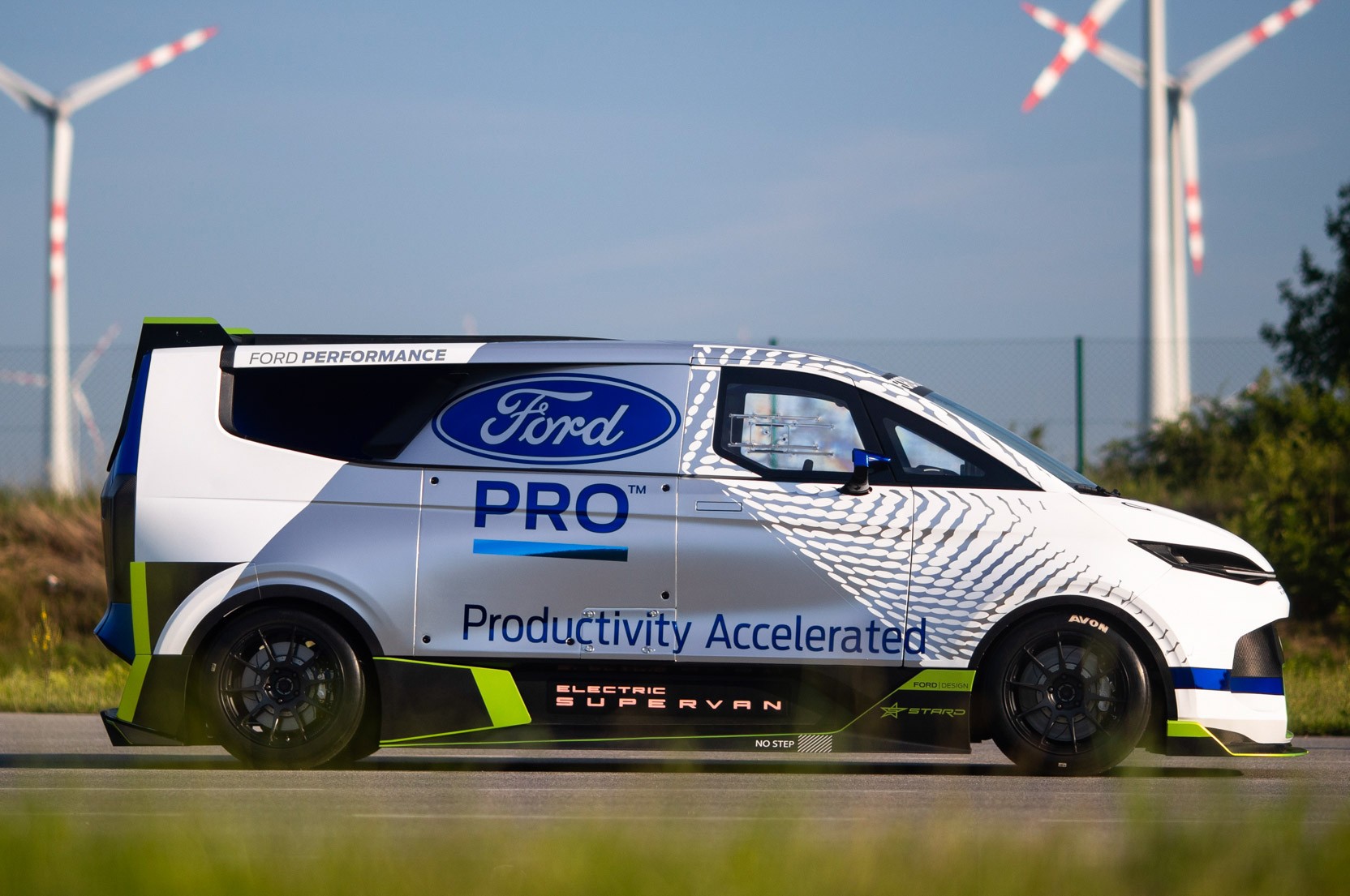 Ford Pro Electric SuperVan: le immagini