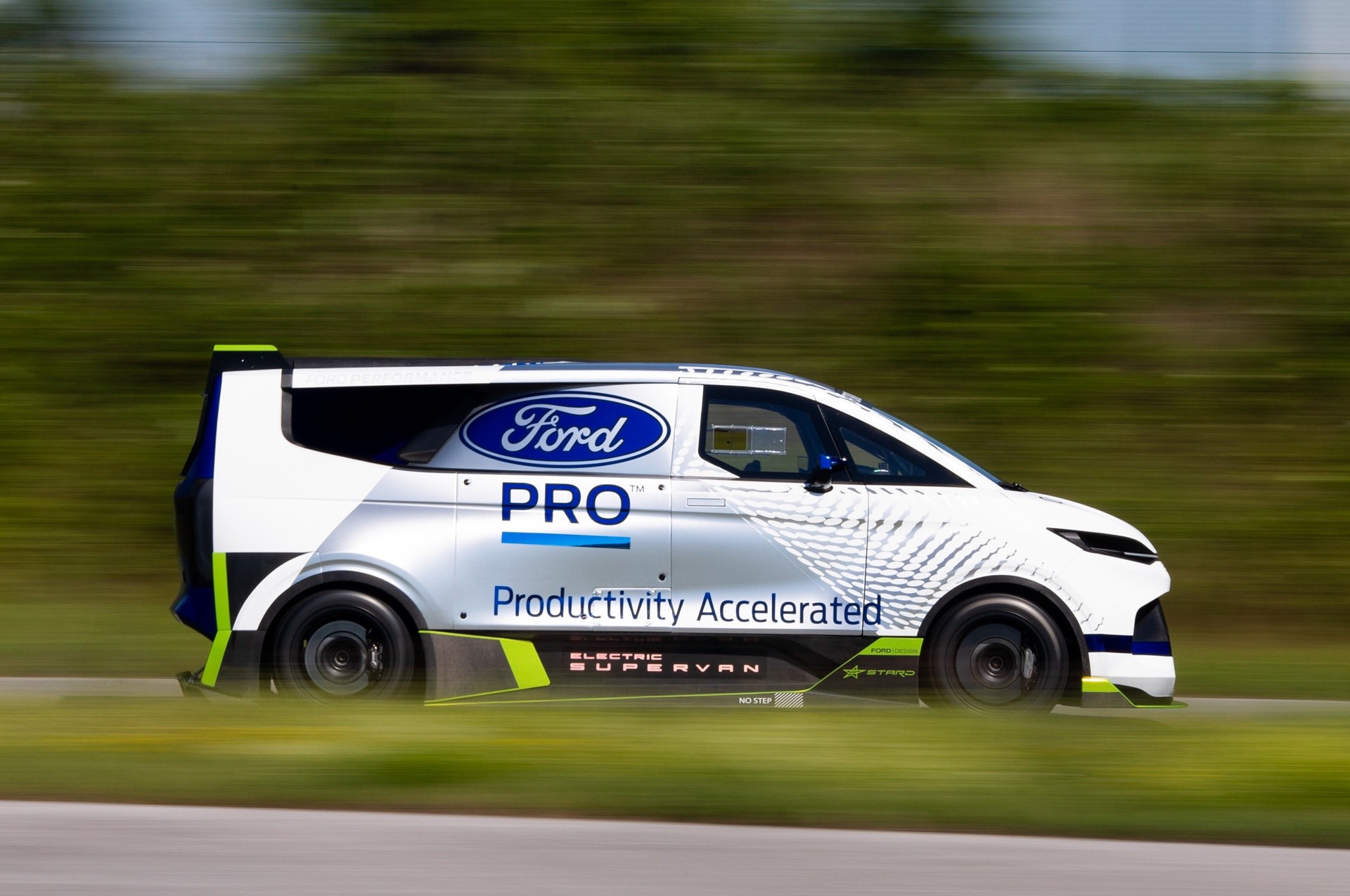 Ford Pro Electric SuperVan: le immagini