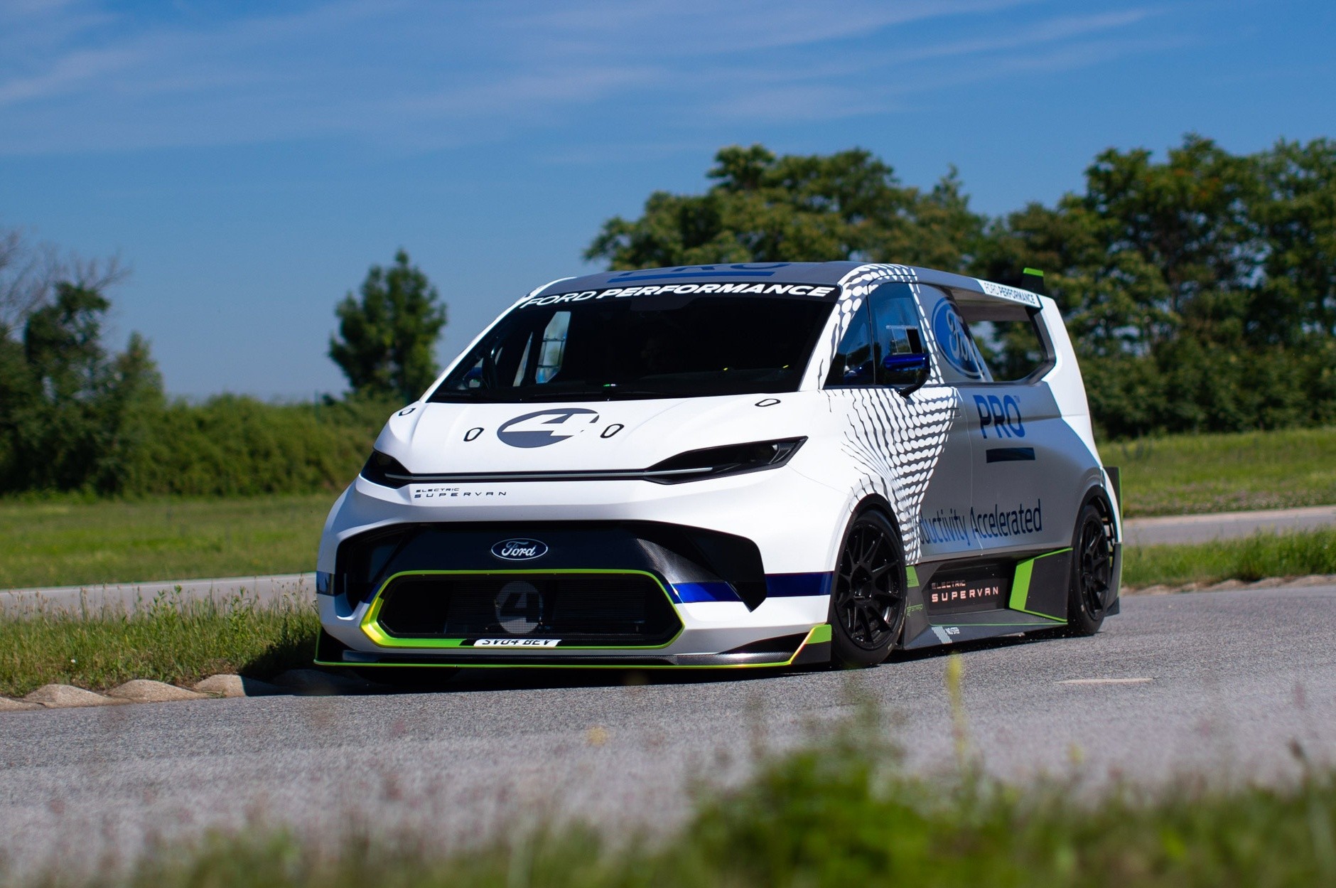 Ford Pro Electric SuperVan: le immagini