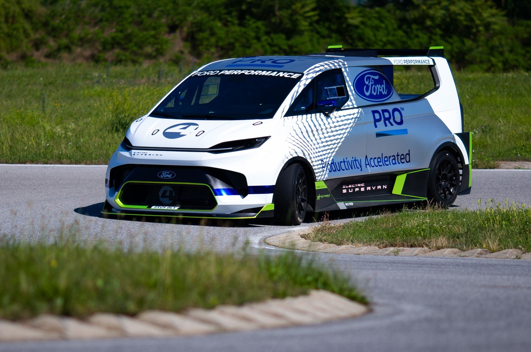 Ford Pro Electric SuperVan: le immagini