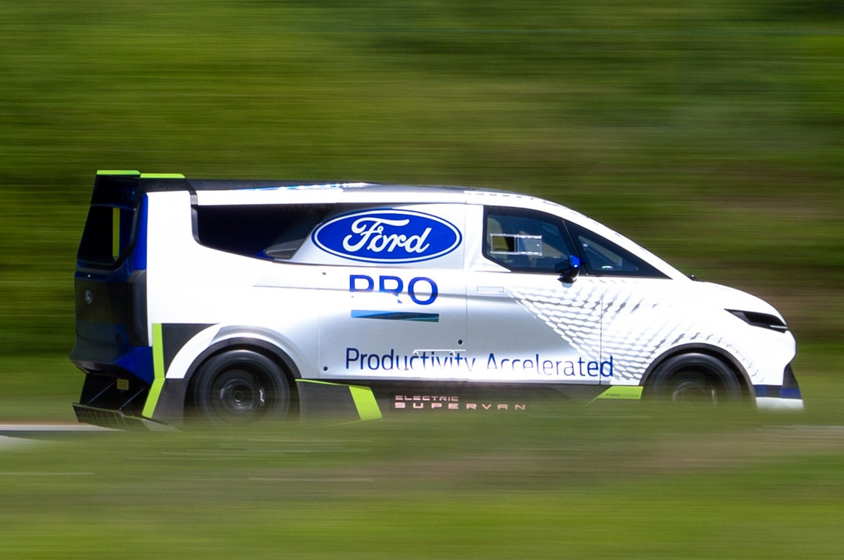 Ford Pro Electric SuperVan: le immagini