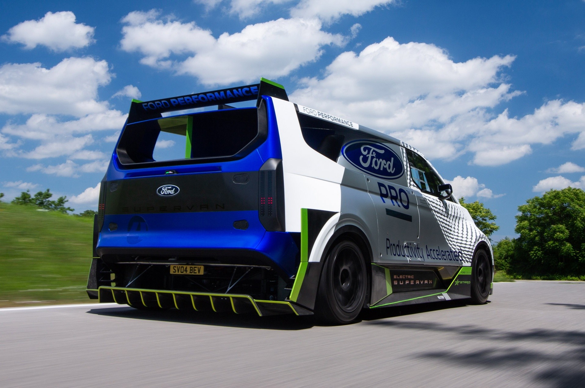 Ford Pro Electric SuperVan: le immagini