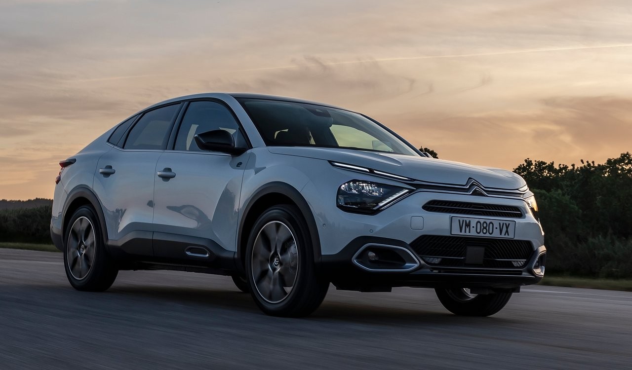 Citroen C4 X e ë-C4 X: le immagini ufficiali