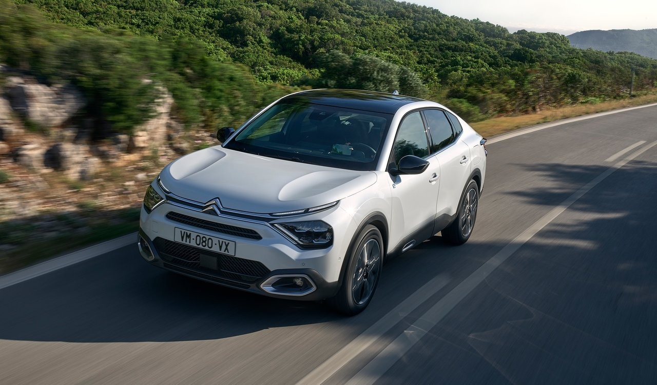 Citroen C4 X e ë-C4 X: le immagini ufficiali