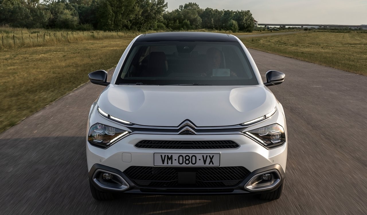 Citroen C4 X e ë-C4 X: le immagini ufficiali