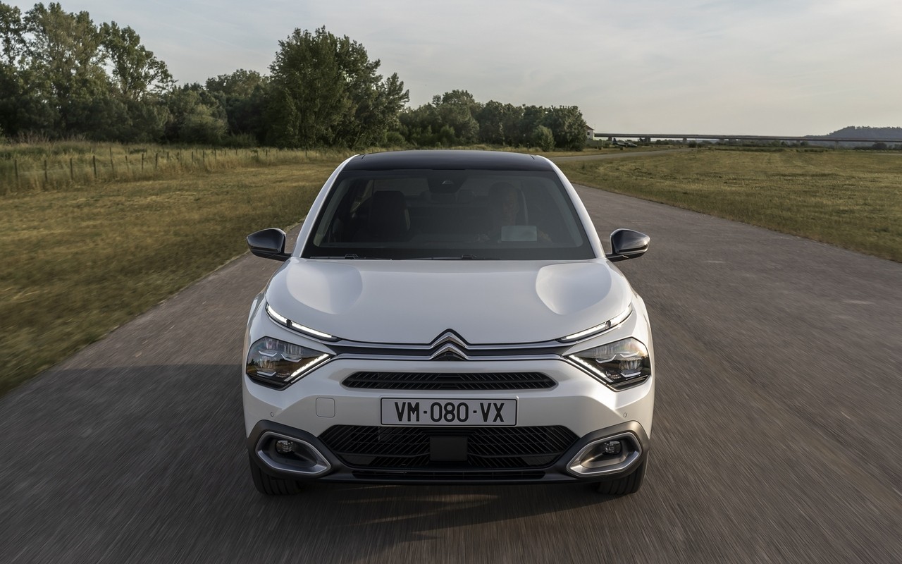 Citroen C4 X e ë-C4 X: le immagini ufficiali