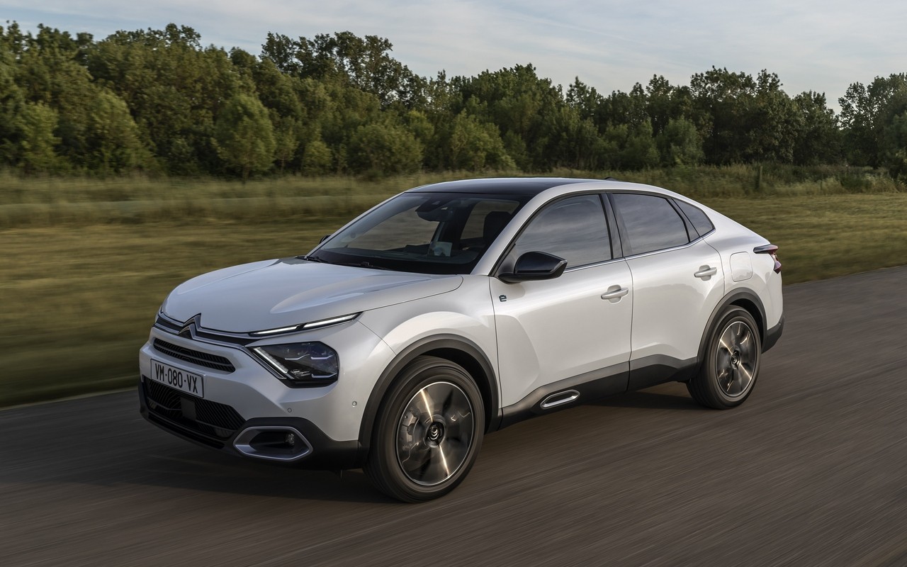 Citroen C4 X e ë-C4 X: le immagini ufficiali