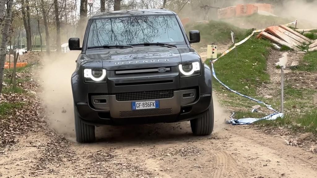 Land Rover Defender P400e: la prova