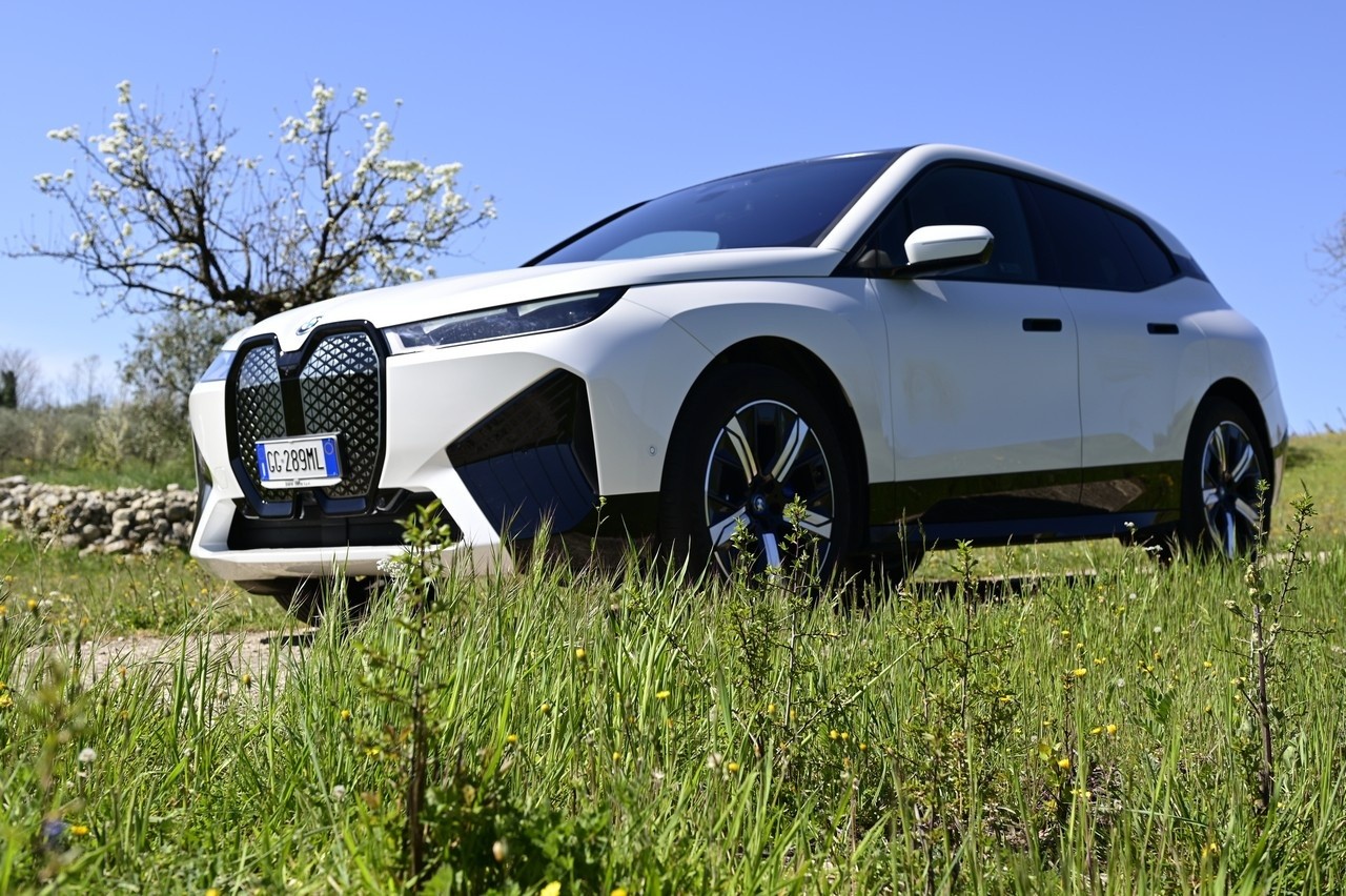 BMW iX xDrive50: la prova su strada