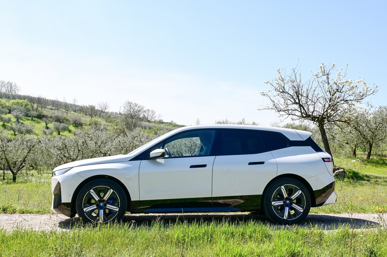 BMW iX xDrive50: la prova su strada