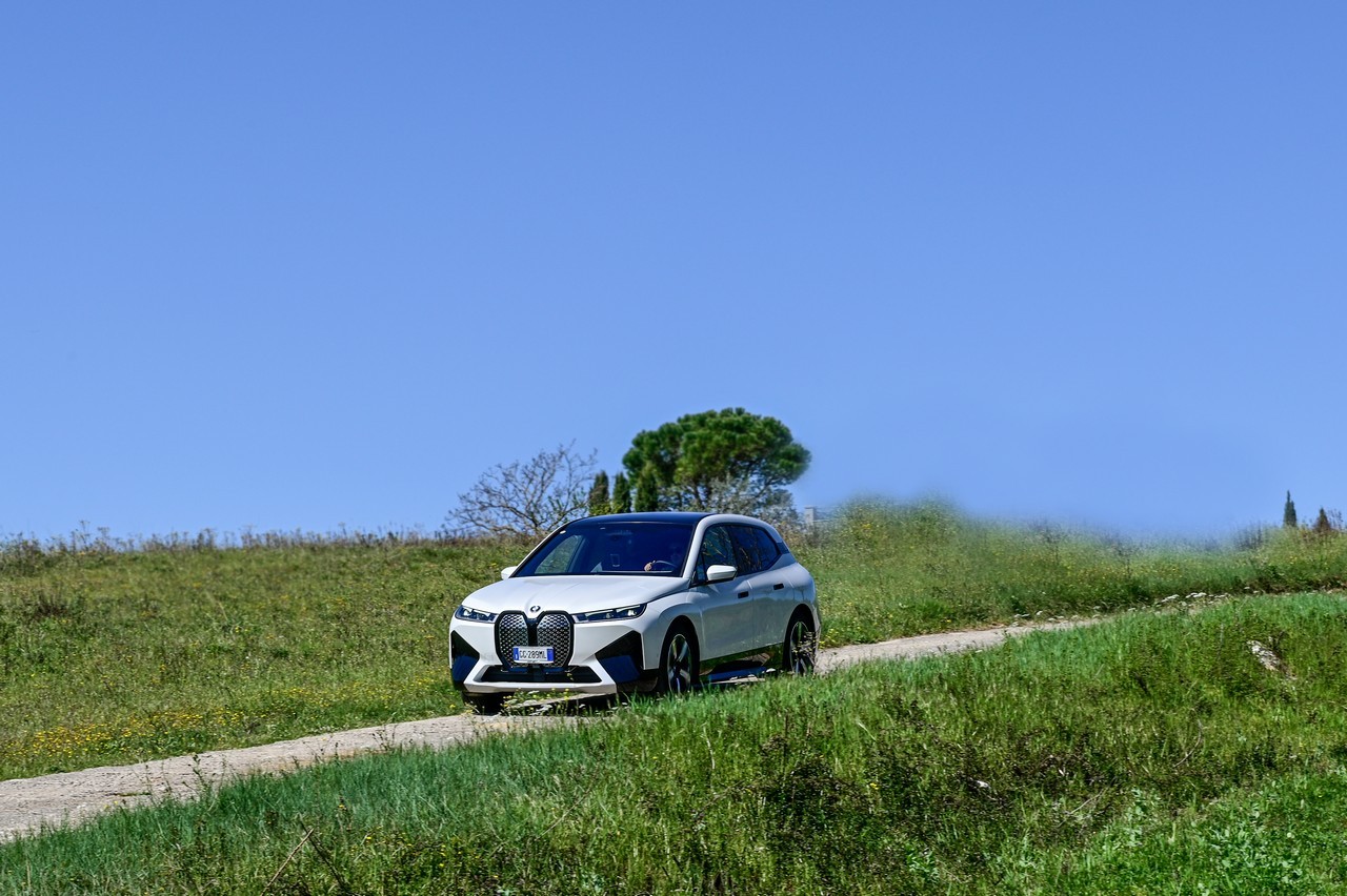 BMW iX xDrive50: la prova su strada