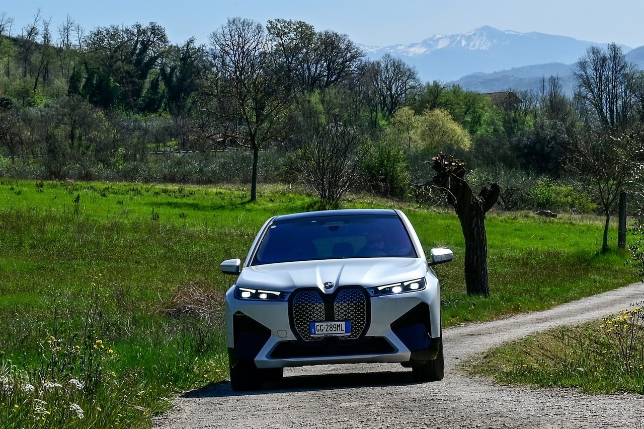 BMW iX xDrive50: la prova su strada