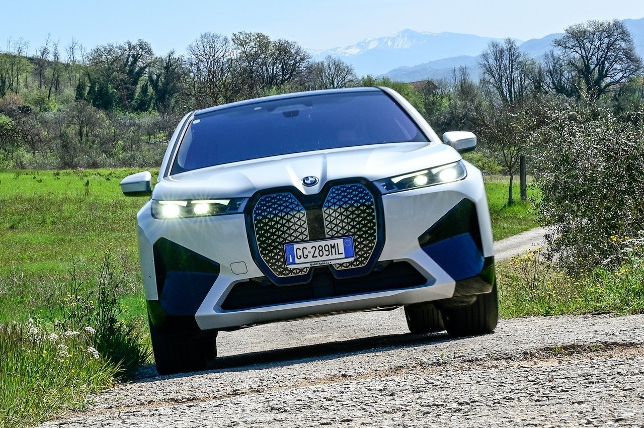 BMW iX xDrive50: la prova su strada