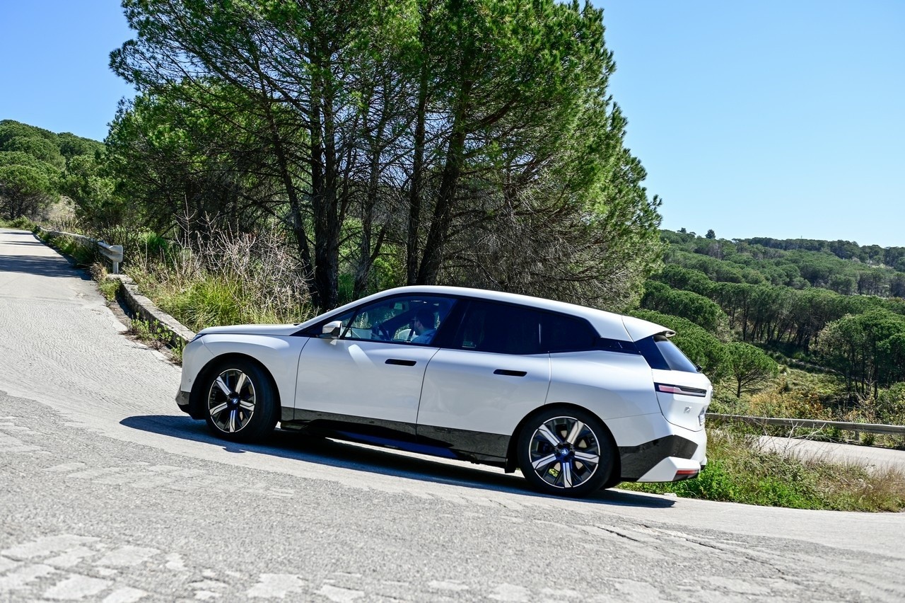 BMW iX xDrive50: la prova su strada