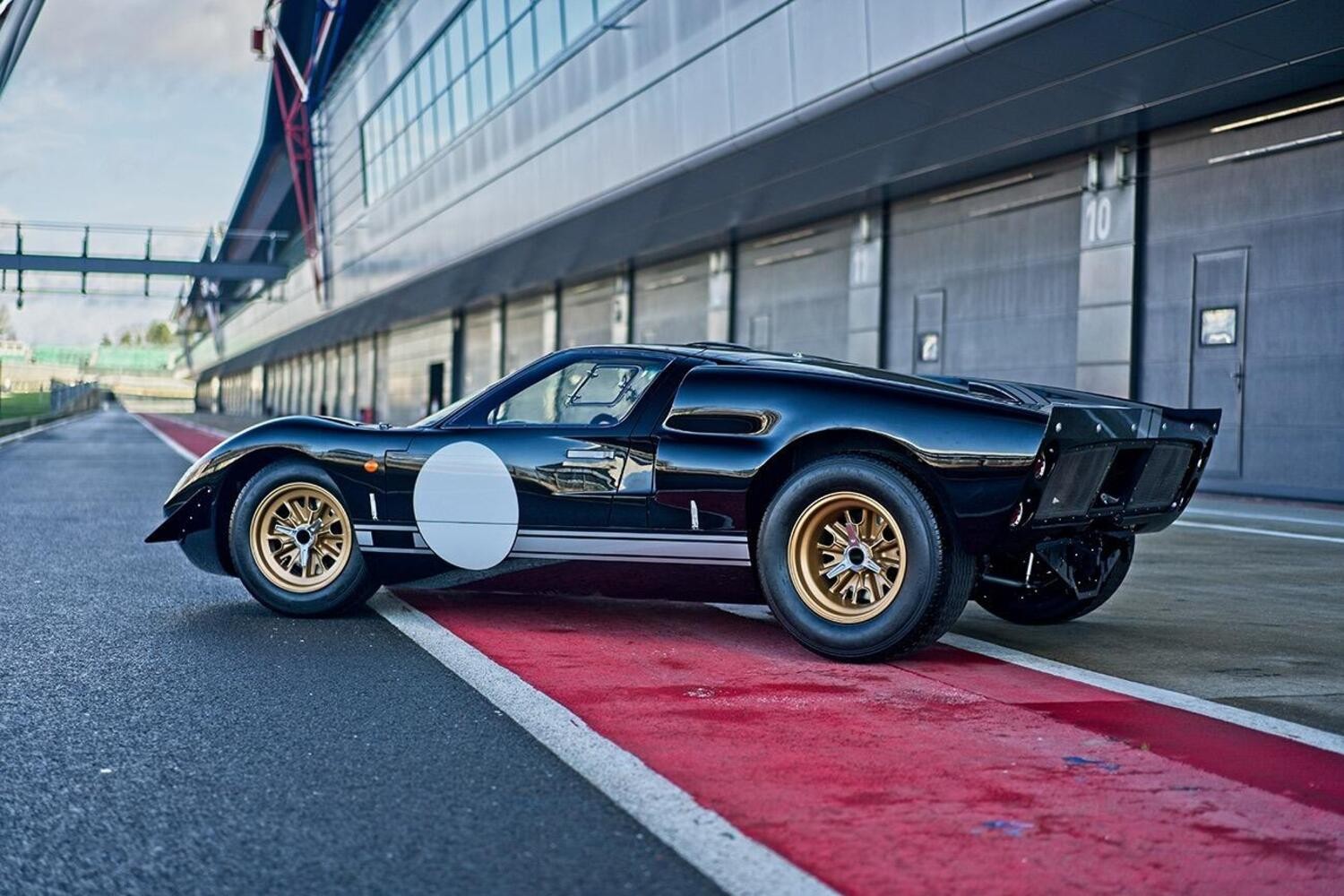 Ford GT40 restomod Everrati