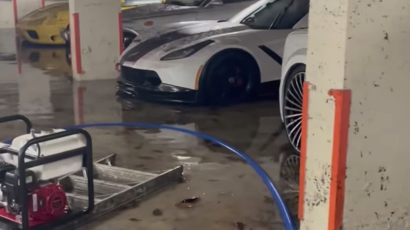 Tempesta in Florida: le supercar danneggiate in un garage