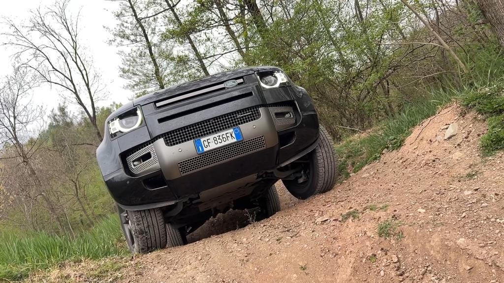 Land Rover Defender P400e: la prova