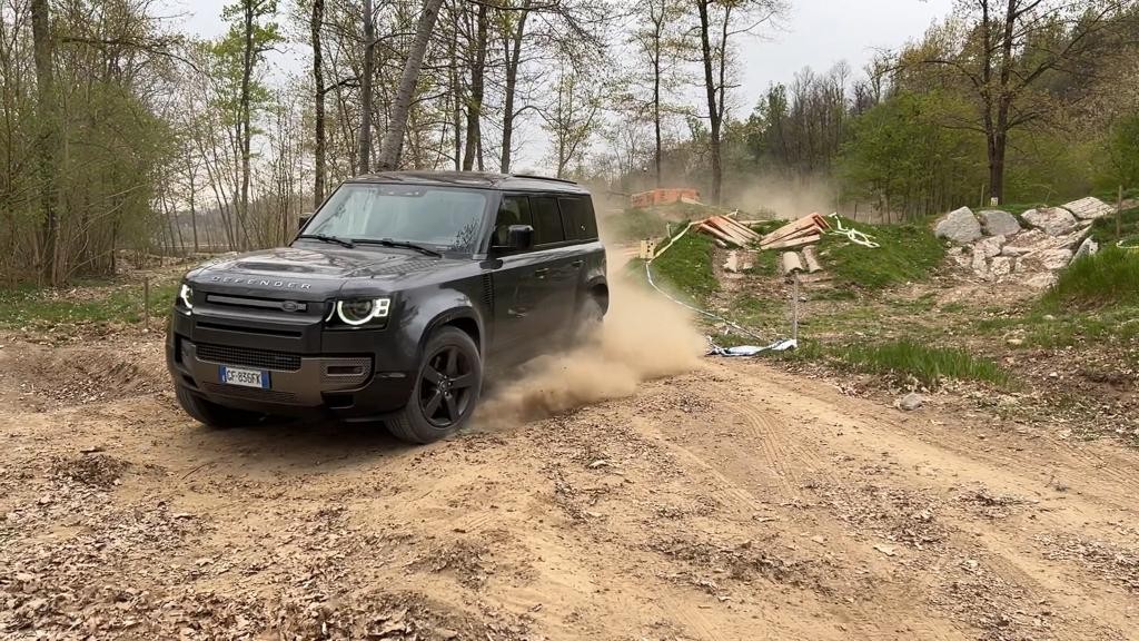 Land Rover Defender P400e: la prova