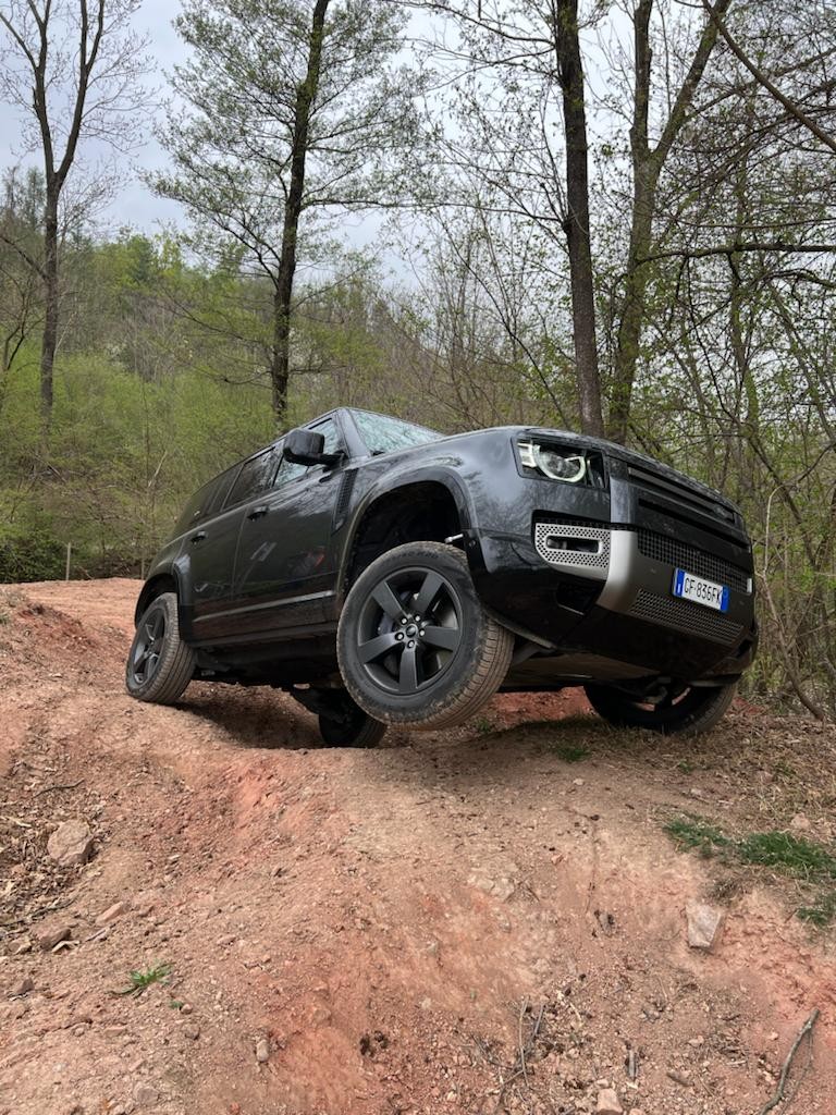 Land Rover Defender P400e: la prova