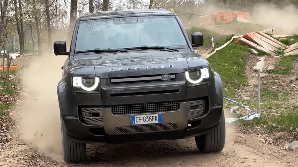 Land Rover Defender P400e: la prova