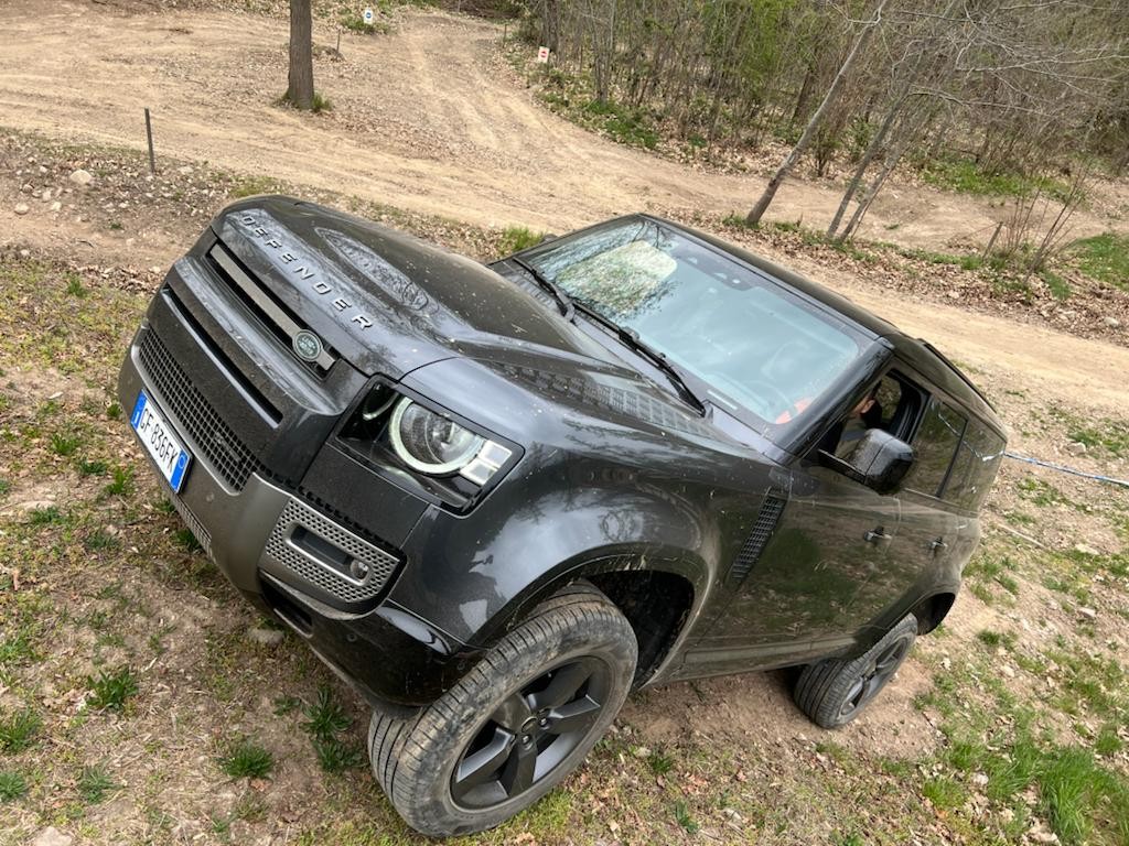 Land Rover Defender P400e: la prova