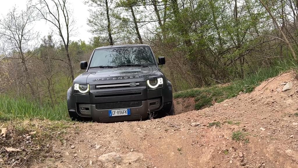 Land Rover Defender P400e: la prova